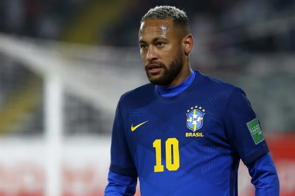 Neymar compensa má atuação contra o Chile com empurrões e bate-boca