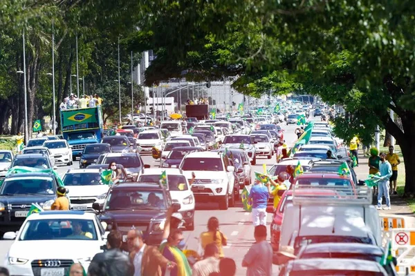 Manifestantes fazem carreata contra Maia e Moro na Esplanada