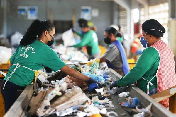 SLU atrasa o pagamento de catadores às vésperas do Natal