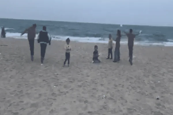 Imagem colorida de crianças brasileiras na praia do Egito - Metrópoles