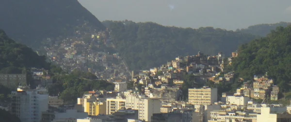 Policiais são alvo de tiros em favela de Copacabana