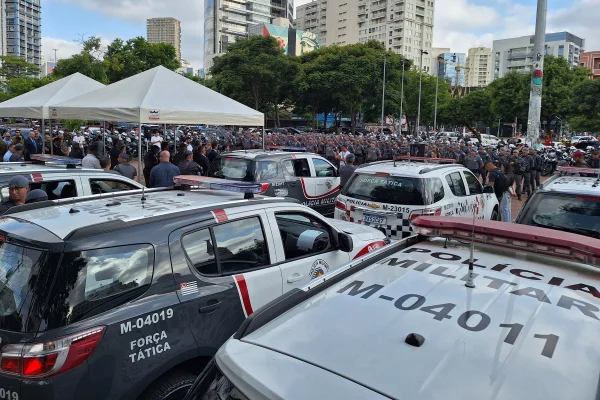 Imagem mostra viaturas da PM - Metrópoles