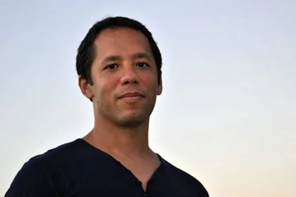 Foto colorida de Itamar Vieira Junior com blusa preta - Metrópoles