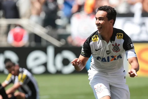 Jadson e mais dois voltam ao Corinthians diante do Flamengo