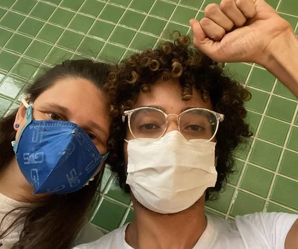 Jovem denuncia ter sido vítima homotransfobia em banheiro de bar no DF