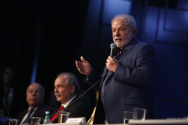 Presidente eleito Lula da Silva participa de reunião aberta, no auditório do CCBB, para receber os relatórios elaborados pela equipe de transição. Na imagem, o presidente discursa em pé ao lado de Aloizio Mercadante - Metrópoles