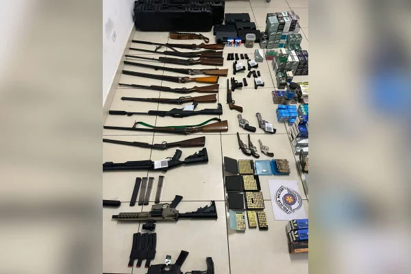 Imagem colorida mostra armas encontradas em casa no interior após denúncia de ameaça - Metrópoles