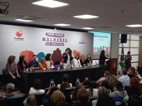 imagem colorida mostra deputada federal tabata amaral em evento do psb. ela veste um terno azul marinho e blusa e calça branca. tabata é branca e tem os cabelos castanhos . metópoles