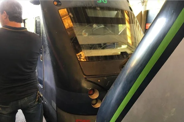Acidente entre dois trens do metrô deixa feridos em Recife