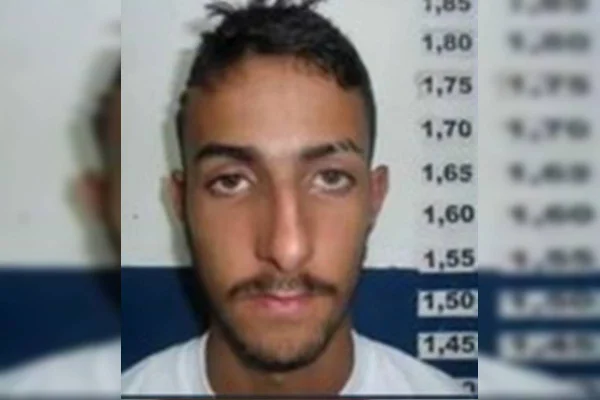 Homem que matou namorada e vizinho ameaça polícia