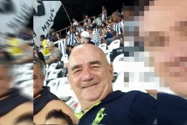 homem careca sorrindo
