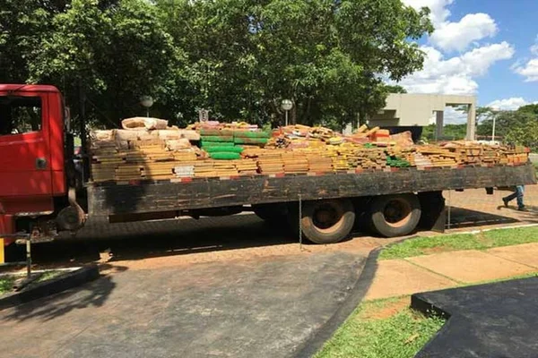 PRF encontra 2,8 toneladas de maconha em fundo falso de caminhão no PR