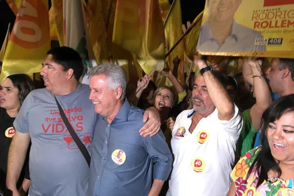 Rollemberg caminha na Rodoviária e eleitores cobram apoio a Haddad