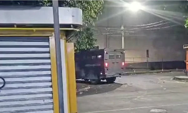 imagem colorida blindado durante operacao no complexo do alemao