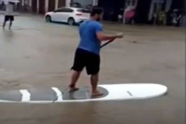 Vídeo: homem improvisa stand up paddle em enchente em Angra dos Reis