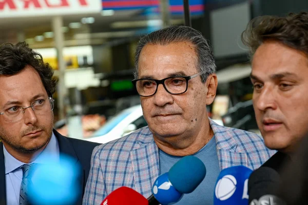 O pastor Silas Malafaia concede entrevista antes de ser procurado pela PF