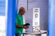 Eleitor chega à urna eletrônica Eleitor chega à urna eletrônica