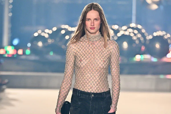 Look com transparência na passarela da grife Isabel Marant