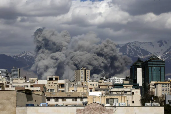 Imagem colorida de nuvem de fumaça escura sobe após Teerã ser atingido por bombardeiro