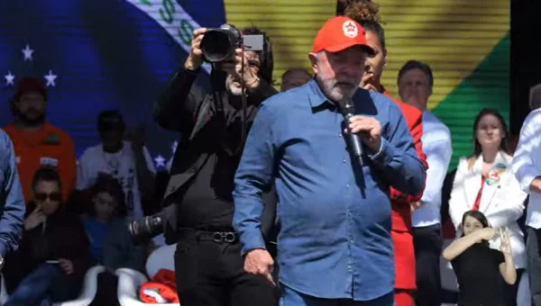 Lula diz que, se ganhar, vai ter que “dar um jeito no Centrão”