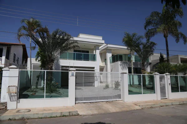 MBL organiza churrasco de ovo na mansão de Jair Renan, mas churrasqueiro não aparece