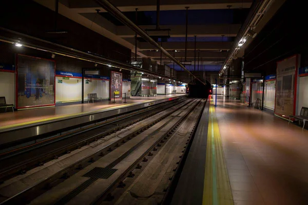 Imagem colorida de estação de metro sem energia em Madrid, na Espanha