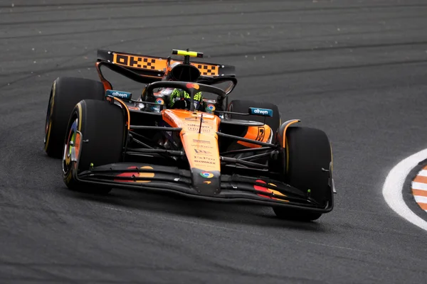 Foto colorida de Lando Norris, a bordo da McLaren no treino para o GP da Holanda - Metrópoles