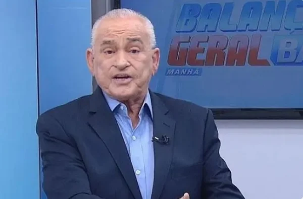 imagem do apresentador do Balanço Geral Raimundo Varela usando paletó e camisa azul