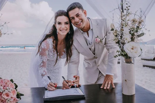Digital influencer Nana Ferro se casa em Cancun ao pôr do sol