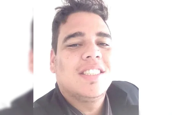 Imagem colorida de homem com camisa preta