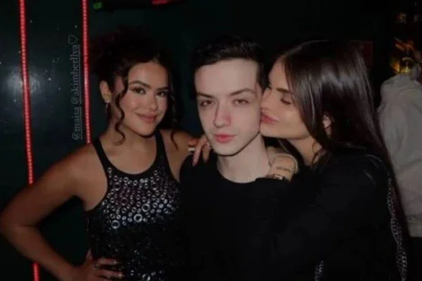 Foto colorida de Amanda Kimberlly curtindo festa com Maisa - Metrópoles