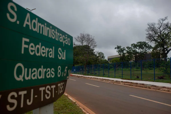 Ibaneis manda tirar cerca do Bosque dos Tribunais, perto do STJ e TST