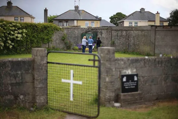 Carro explode na Irlanda e polícia suspeita de ataque terrorista
