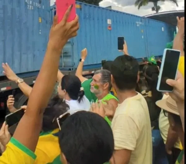 Vídeo: Bolsonaristas comemoram chegada de contêiner na Bahia: “Fuzis para intervenção”
