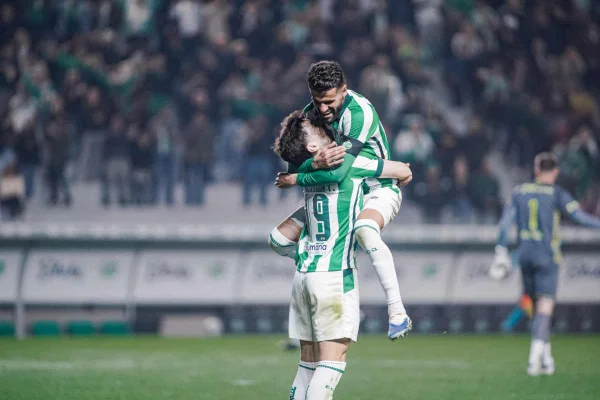 Imagem colorida dos jogadores do Juventude - Metrópoles