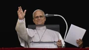 Papa Leão XIV realiza a oração do Angelus no Vaticano um dia após deixar hospital