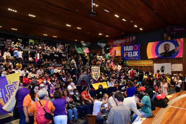 auditório lotado de pessoas