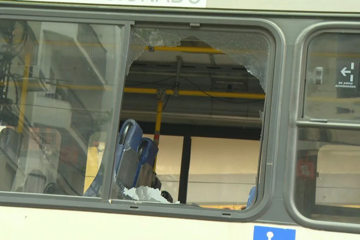 Fonoaudióloga baleada no pescoço em ônibus no Rio está em estado grave Fonoaudióloga baleada no pescoço em ônibus no Rio está em estado grave