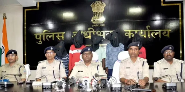 imagem colorida coletiva de imprensa policia india