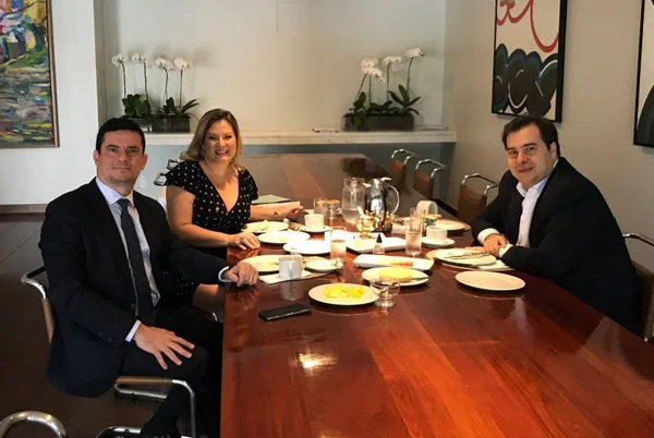 Após troca de farpas, Moro se reúne com Maia por pacote anticrime