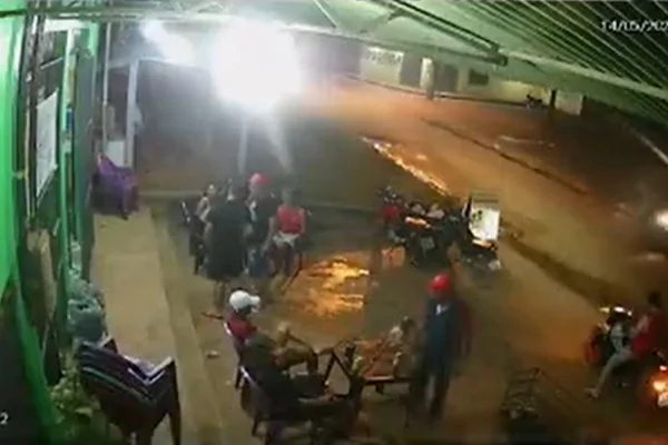 Vídeo: atiradores abrem fogo contra clientes e matam seis em bar