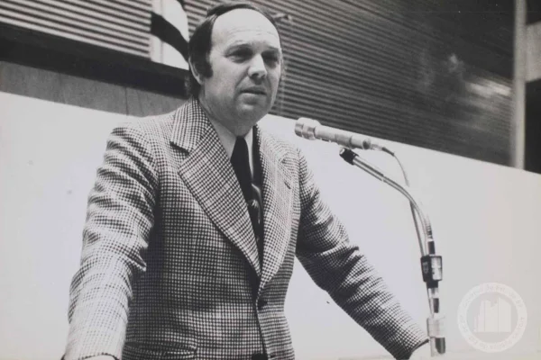 Foto preta e branca de José Maria Marin, homem branco, com cabelo preto nas laterais e topo da cabeça, apoiando os braços em um púlpito, próximo a um microfone - Metrópoles