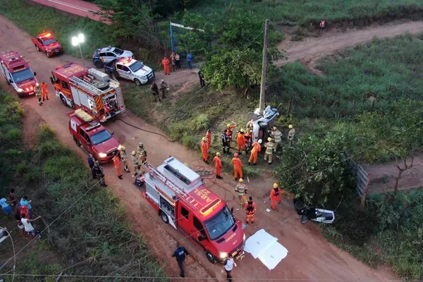 Acidente carro e poste