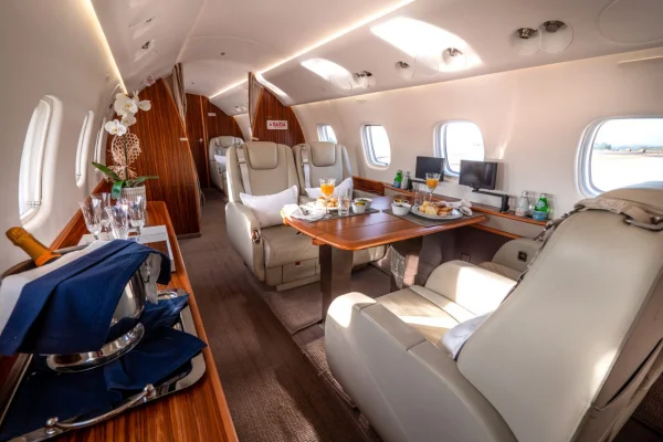 Interior do jato Legacy 650, usufruido por Viviane Barci de Moraes