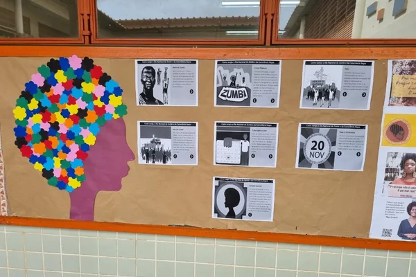 Mural com papéis sobre Dia da Consciência Negra