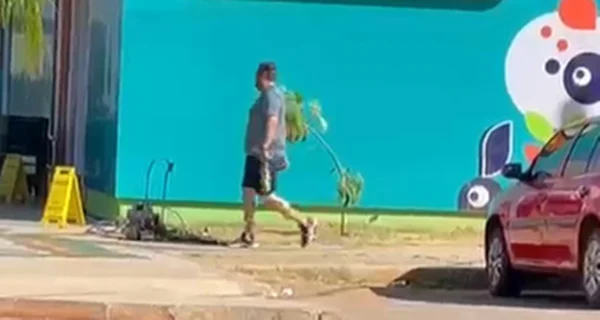 Homem deixando academia