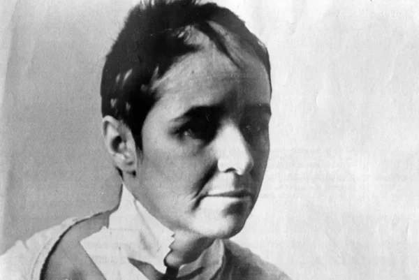 Foto em preto e branco de Maria Gabriela, vítima do Césio-137, durante tratamento. Ela morreu pouco depois - Metrópoles