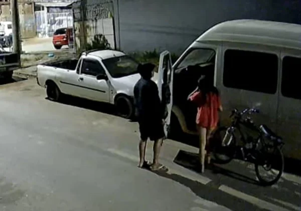 casal entrando em van