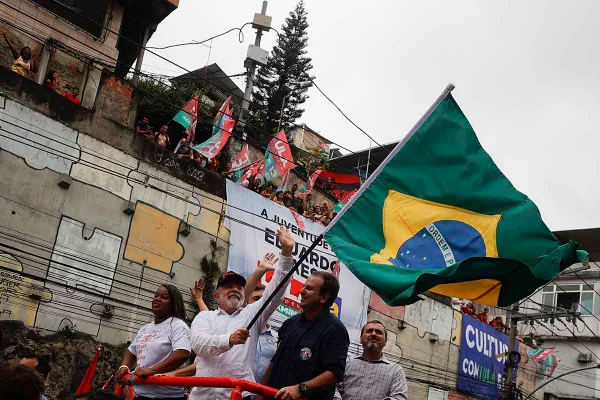 Lula em comício no Complexo do Alemão