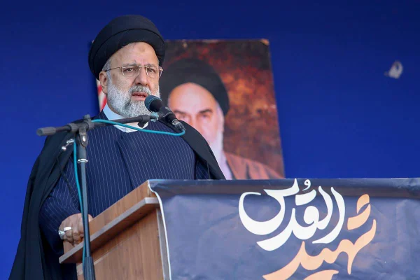 Imagem colorida mostra Ebrahim Raisi durante discurso Irã - Metrópoles